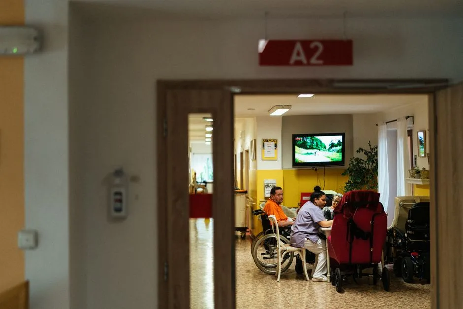 Cómo elegir una residencia de mayores: guía y checklist
